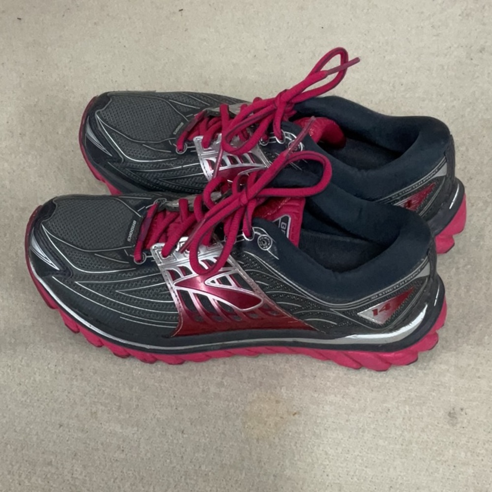 EUC Woman’s Brooks sneakers